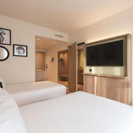Hampton By Hilton מלון 3*