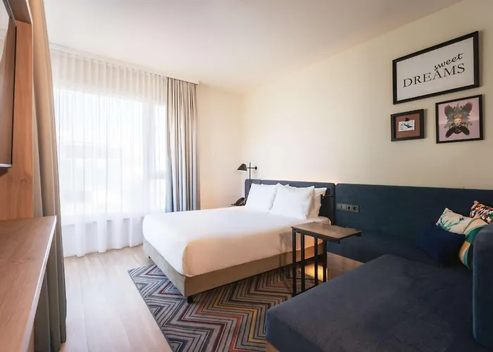 מלון Hampton By Hilton 3*