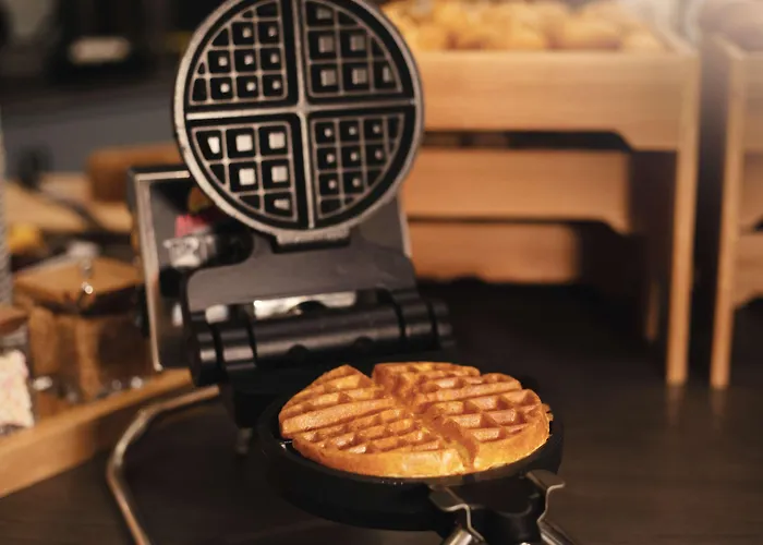 מלון Hampton By Hilton 3*