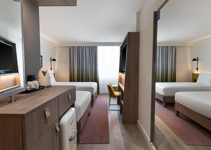 מלון Hampton By Hilton 3*